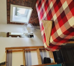 Небольшая двухместная комната с двуспальной кроватью в Gallery and more