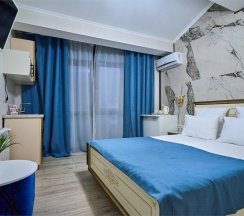 Студия Панорамная с балконом, мини кухней и видом на город и зелёную зону в Амбассадор