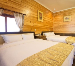 Четырёхместный номер Standard с балконом в Zen and Pine Resort