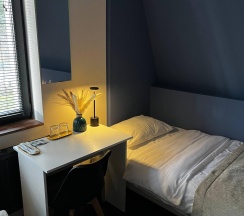 Кровать в 3-местном общем мужском номере в Прусс