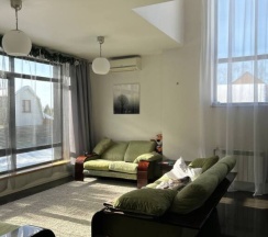 Коттедж с балконом и с красивым видом из окна в Friends House