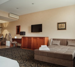 Бизнес класс комфортный с двумя кроватями/ или одной широкой кроватью и диваном-кроватью в Бенефит Плаза