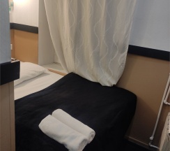 Небольшой двухместный номер с двуспальной кроватью и телевизором первый этаж в Арт Галактика