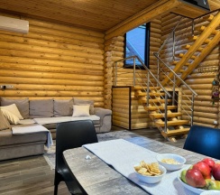 Коттедж с балконом и с красивым видом из окна в Domik_05