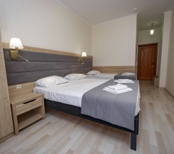 Трёхместный номер Comfort с балконом и с видом на парк в Прометей 3