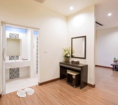 Люкс с балконом в Tharakiree Place Hotel