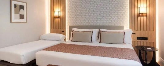 Четырёхместный номер Superior с видом на город в Senator Gran Vía 70 Spa Hotel