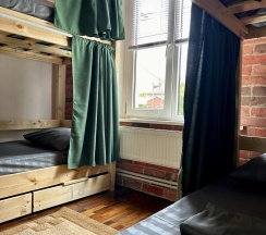 Кровать в 1-местном общем женском номере в Greenwall