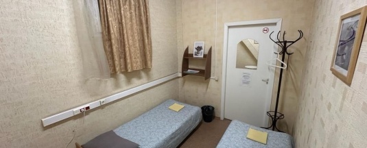 Двухместный эконом-класса с 2 отдельными кроватями с окном в коридор в Литвич