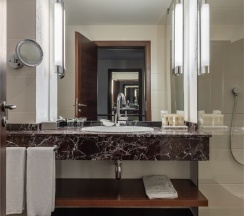 Классический номер с двумя кроватями в Sheraton Skypoint Luxe Hotel