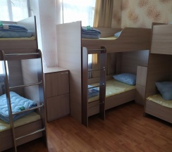 Кровать в 8-местном мужском номере в Диско