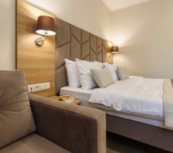 "Стандарт +" Стандартный трехместный номер с двуспальной кроватью и дополнительным местом в Диона