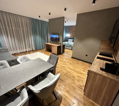 Двухкомнатный улучшенный люкс с кухней в Tash maral