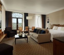 Полулюкс с 1 кроватью «King size» с видом на театр в Grand Autograph Hotel Novosibirsk