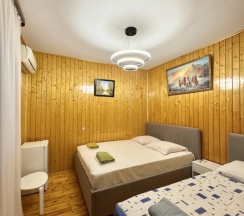 Трёхместный номер Deluxe с балконом и с красивым видом из окна в Южный