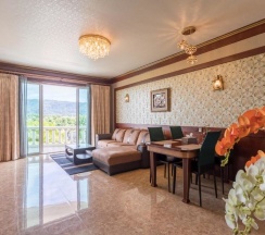 Люкс с видом на бассейн в Erawan Hotel