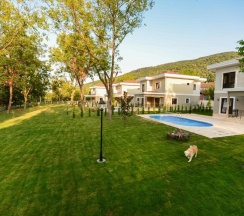 Вилла с балконом и с красивым видом из окна в Guzel Evler Family Resort