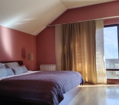 Коттедж с балконом и с красивым видом из окна в Солнечный