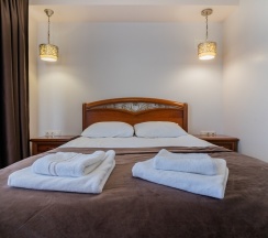 Двухместный полулюкс (Главный корпус) с 2 комнатами с балконом двуспальная кровать в Литфонд