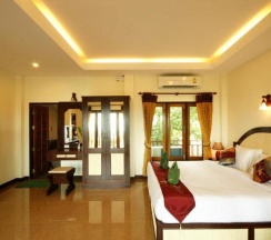 Двухместное бунгало Superior с видом на бассейн двуспальная кровать в Tharathip Resort