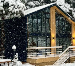 Коттедж с красивым видом из окна в Легенда