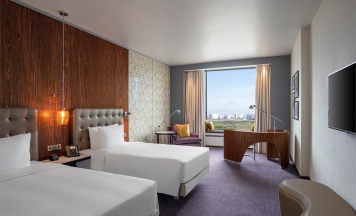ЛЮКС С 1 СПАЛЬНЕЙ И ДВУМЯ ОДНОСПАЛЬНЫМИ КРОВАТЯМИ (TWIN) в Hilton Saint Petersburg ExpoForum