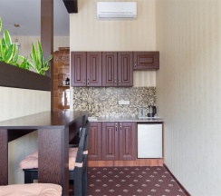 Апартаменты с просторной спальней, обеденной зоной и балконом в My Favourite Garden Hotel