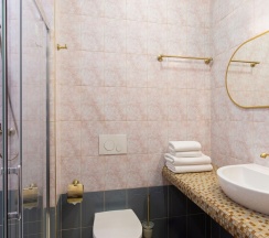 Апартаменты с просторной спальней, обеденной зоной и балконом в My Favourite Garden Hotel