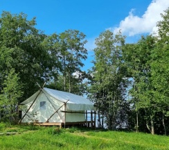 Двухместный Глэмпинг Эко с видом на озеро двуспальная кровать в Глэмпинг на озере Сиг