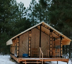 Тент-хаус в сосновом лесу в Синий Яр