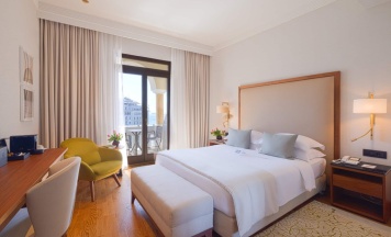 Двухместный номер Premium с видом на море двуспальная кровать в Electra Palace Thessaloniki