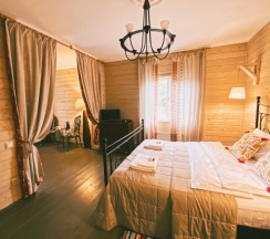 Красная с попугаями в River Villa