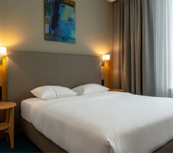 Стандартный номер для маломобильных групп населения с видом на реку c двуспальной кроватью в Cosmos Omsk Hotel