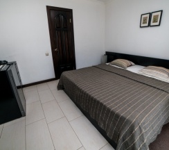 25 - Двухместный номер с террасой и боковым видом на море в Азов Инн