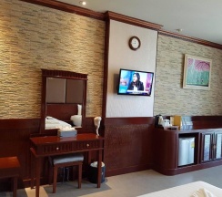 Двухместный полулюкс с балконом двуспальная кровать в Erawan Hotel