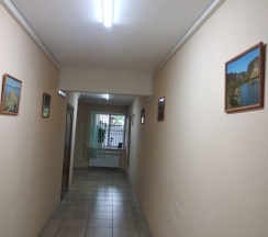 Кровать в общем номере с красивым видом из окна в Best xostel