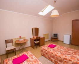 Номер стандарт с 2 односпальными кроватями и диваном (с завтраком) в Сура