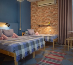 Трехместный семейный номер с собственным санузлом в Nice hostel