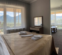 Улучшенный люкс с панорамным видом на горы в Шатун