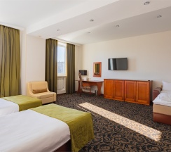 Бизнес класс комфортный с двумя кроватями или одной двуспальной кроватью и креслом-кроватью в Бенефит Плаза