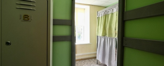 кровать в общем 8-ми местном номере для мужчин в Смоленка