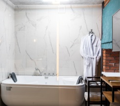 Джуниор Сюит c двуспальной кроватью и гидромассажной ванной в Loft