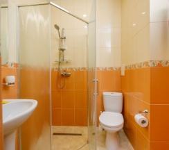Четырёхместный номер Comfort с балконом и с видом на парк в Прометей 3