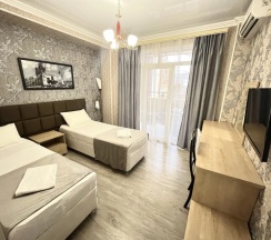 Четырёхместный номер Standard с балконом в River