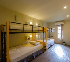 Кровать в общем номере в Monkey Dive Hostel Khaolak