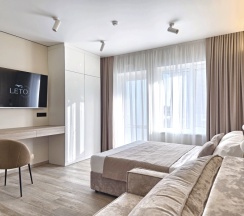 Top Studio room с одной большой кроватью и диваном на верхнем этаже в Leto