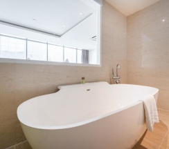 Двухместный люкс с балконом двуспальная кровать в Hotel Mermaid Bangkok