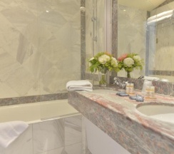 Двухместный люкс двуспальная кровать в Hôtel Suites Unic Renoir Saint Germain