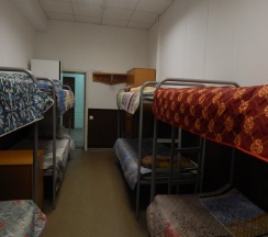 Кровать в общем номере с красивым видом из окна в Унисон