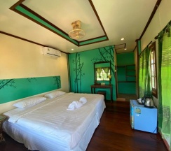 Двухместное бунгало с видом на море двуспальная кровать в Kinnaree Resort Koh Kood